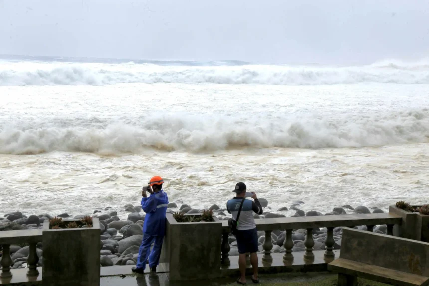 22int-typhoon-ragasa-01-mgbz-threeByTwoLargeAt2X Super Typhoon Ragasa Slams into Southern China