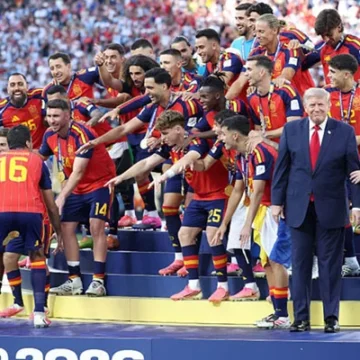 1600588_9890485_News3_updates Trump Stays on World Cup Trophy Podium Until FIFA President Escorts Him Away