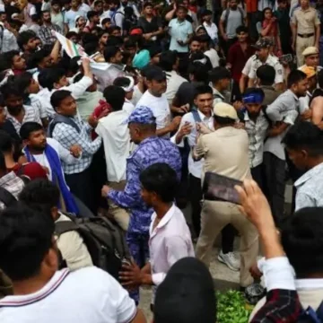 201051406d823b1 Police Clash with Supporters of India’s ‘Cockroach Movement’ During Parliament March