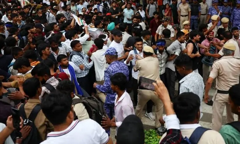 201051406d823b1 Police Clash with Supporters of India’s ‘Cockroach Movement’ During Parliament March