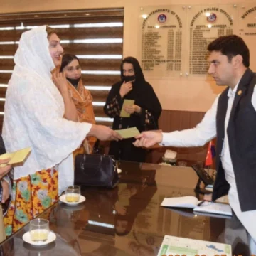transgender-person-in-meeting-with-dpo-charsadda1790419137-0-640x480 K-P Police to Establish Dedicated Help Desks for Transgender People