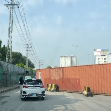 11170544bb8b8bf (1) Containers Block Peshawar Roads After Emergency Imposed in KP