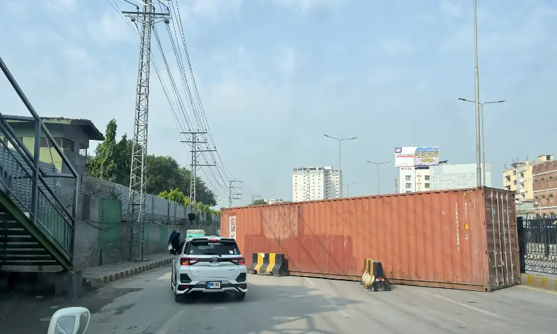 11170544bb8b8bf (1) Containers Block Peshawar Roads After Emergency Imposed in KP